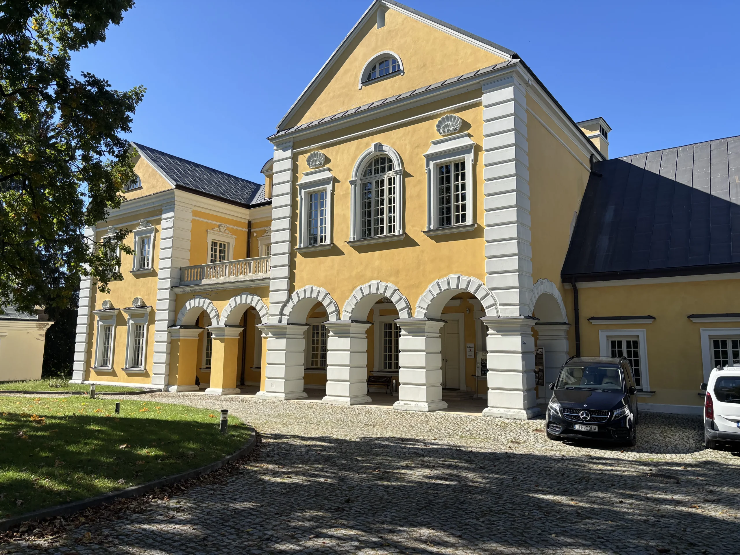 Końcowy efekt budowy ciągu pieszego i ogrodzenia z piaskowca w Ośrodku praktyk teatralnych w Gardzienicach