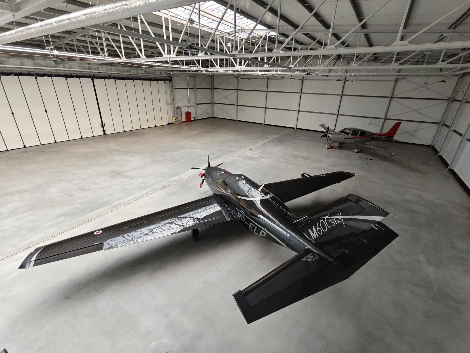 Hangar Portu Lotniczego Lublin z ustawionymi w środku samolotami